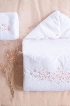 Pembe Nakışlı Kız Bebek Ana Kucağı Lin